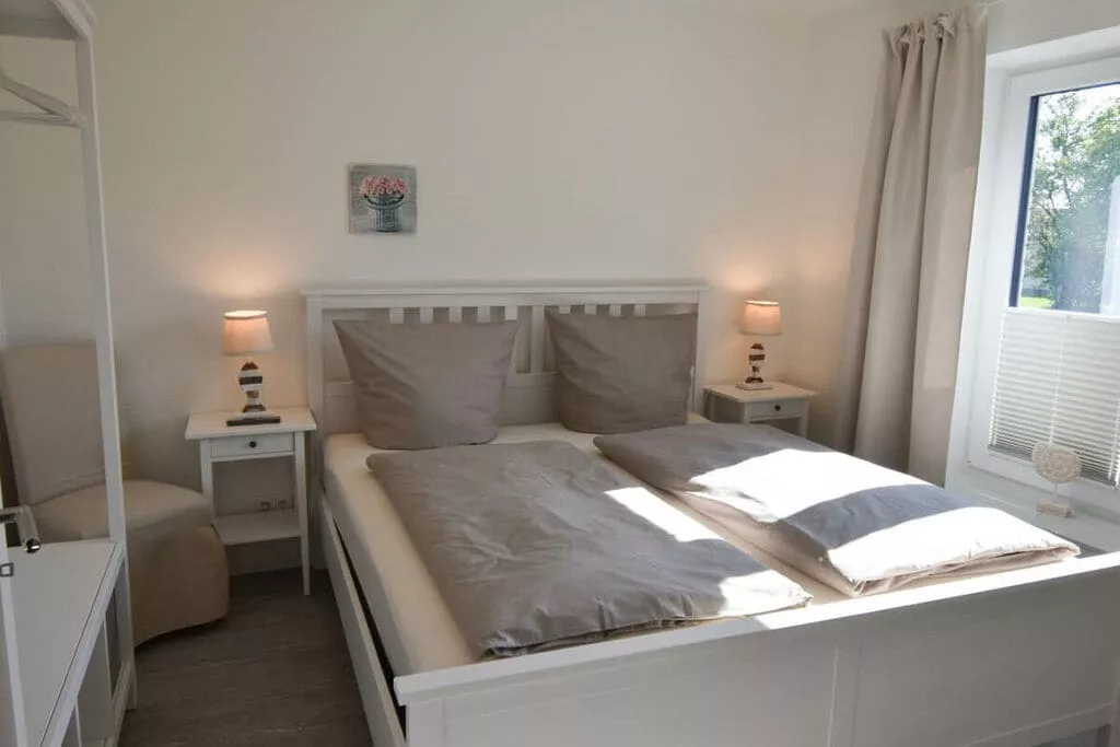 381094-Bedroom