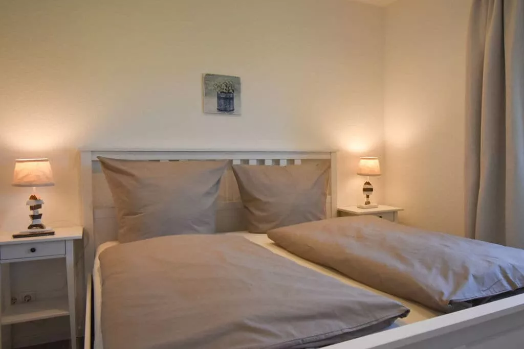 381094-Bedroom