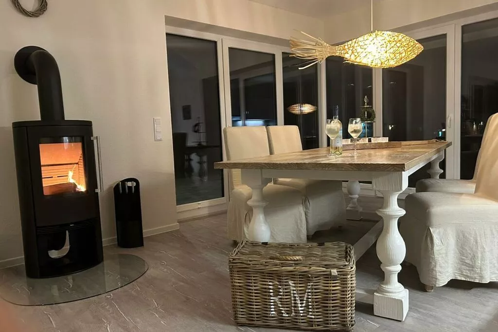 381095-Dining room
