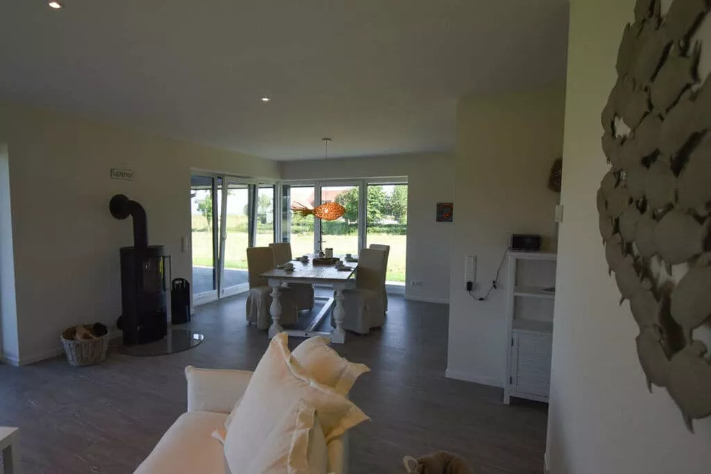 381095-Dining room