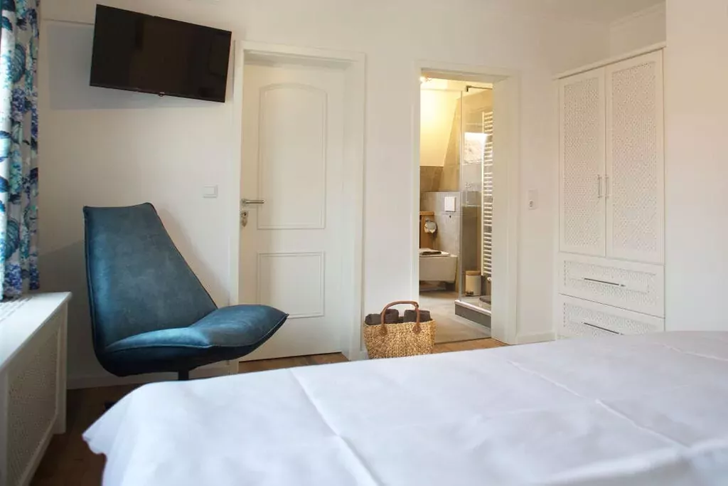 342623-Bedroom