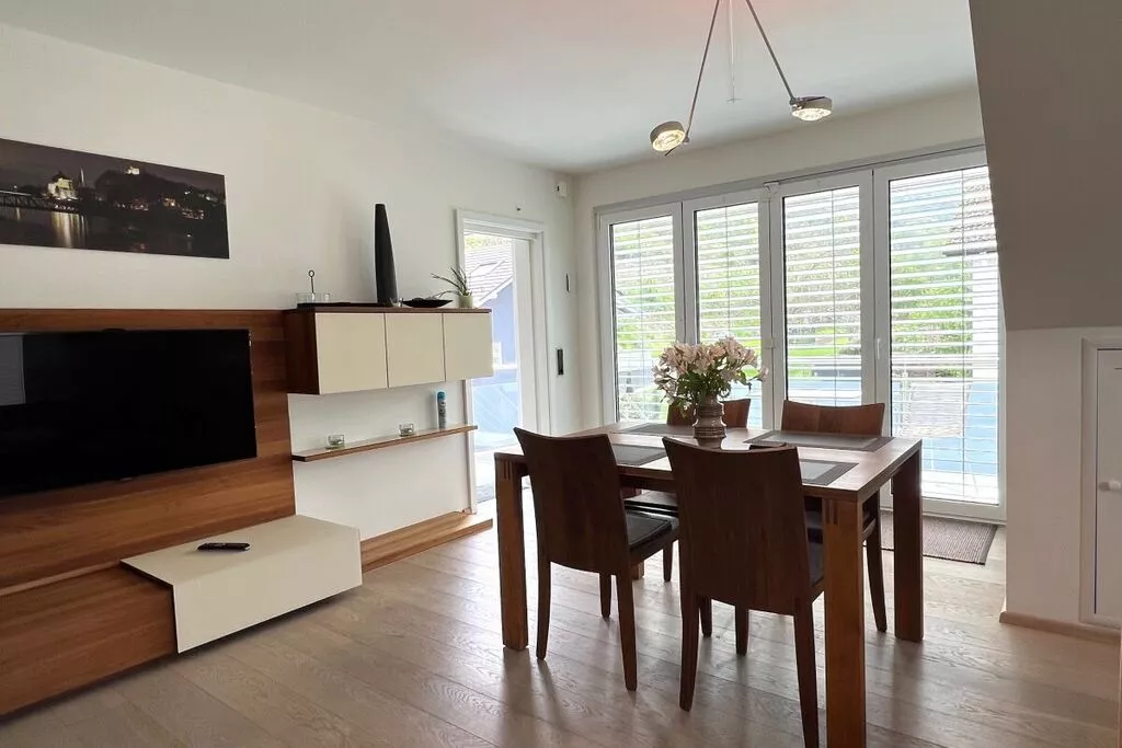 407067-Dining room