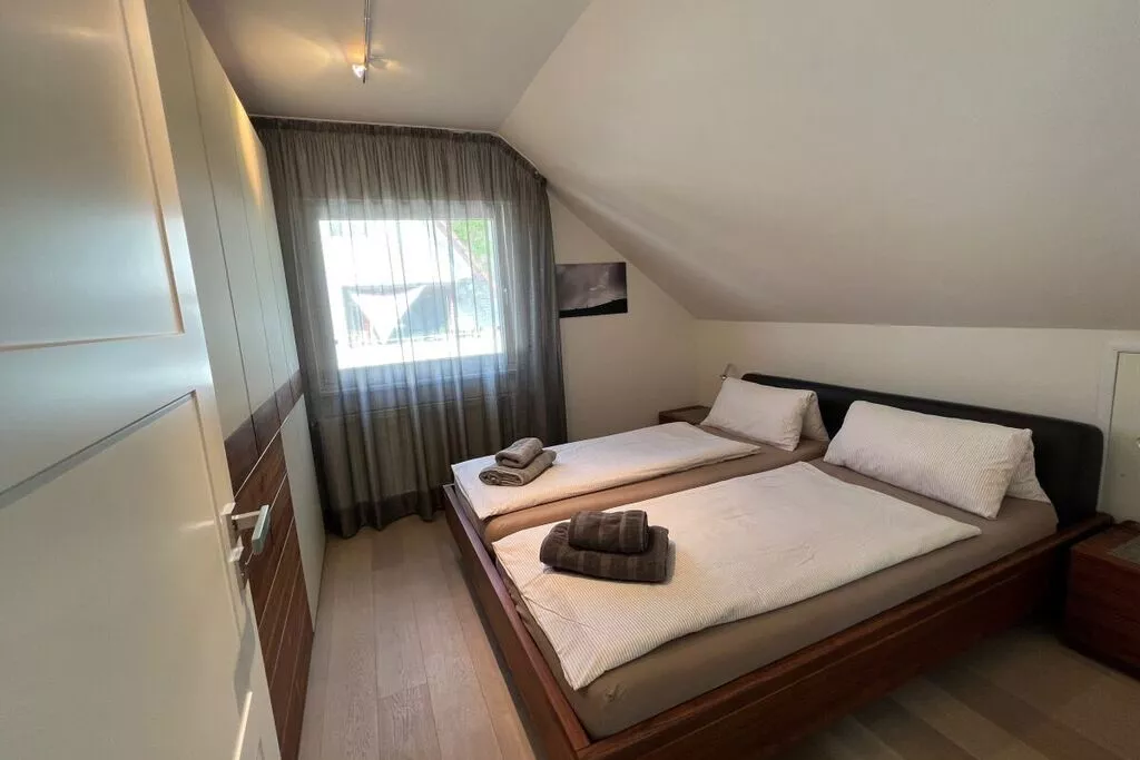 407067-Bedroom