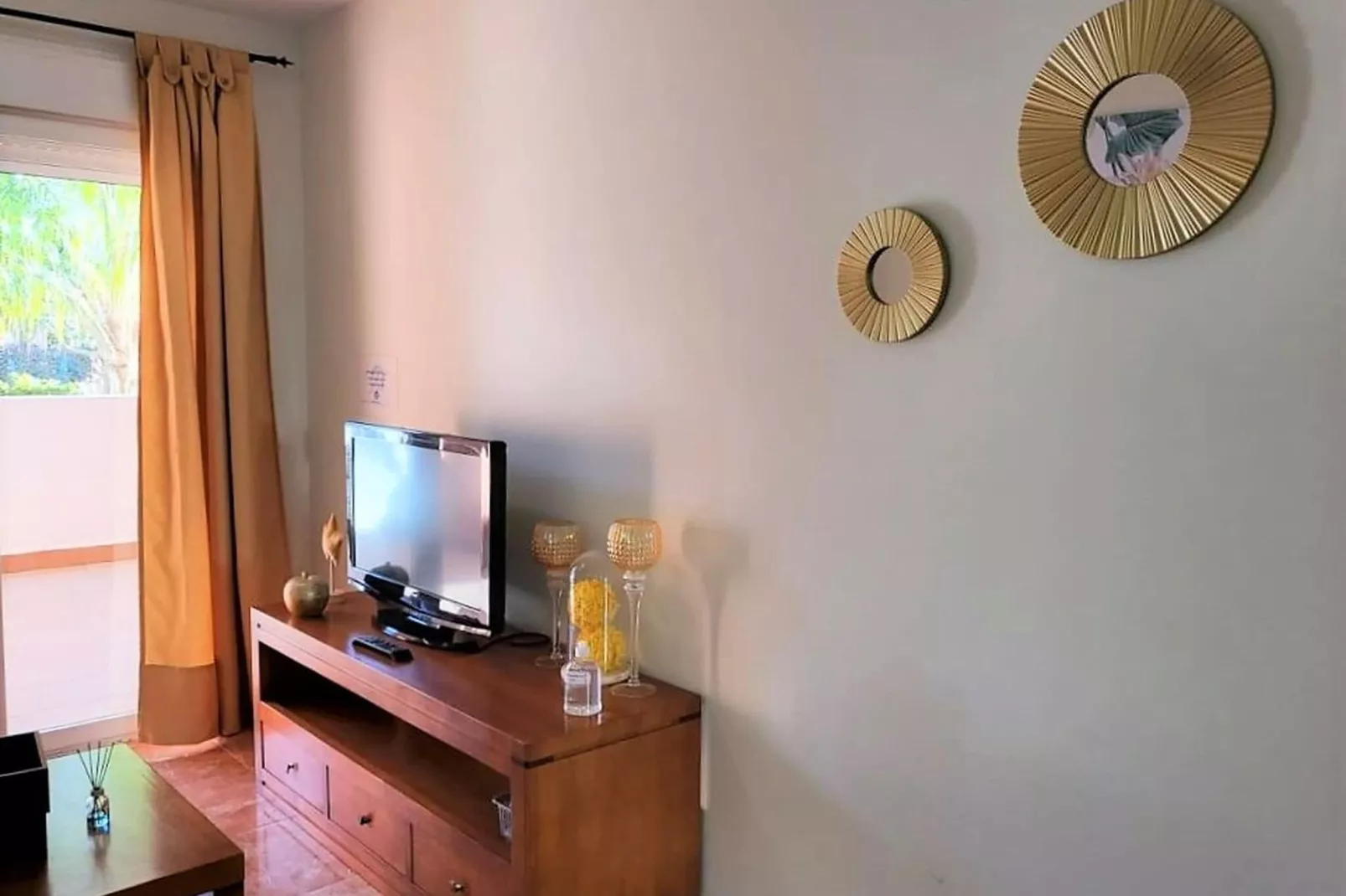 Bajo con terraza jardín y piscina privada-Living room