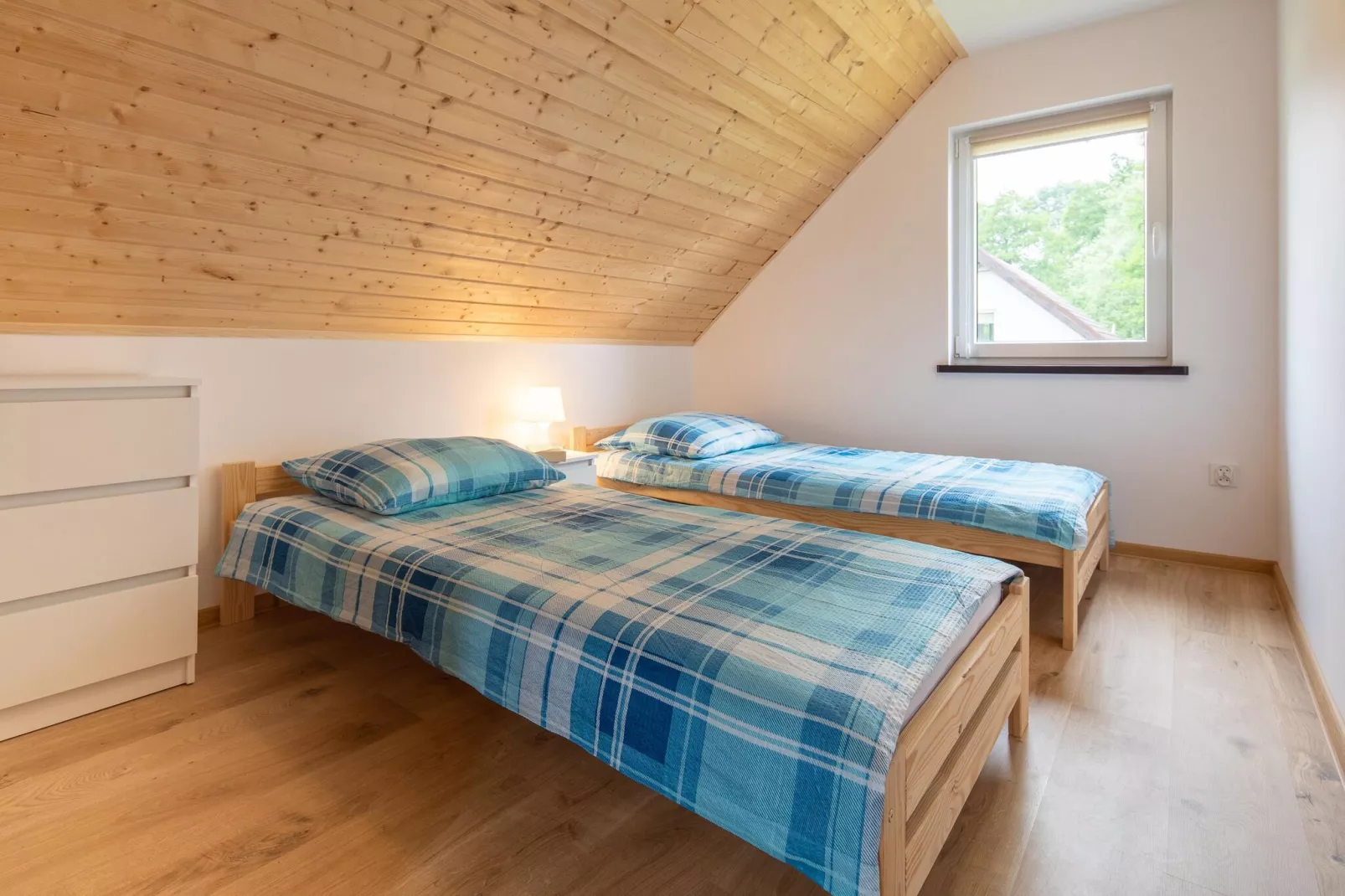 Komfortowe domki wakacyjne dla 4 osób w Lędzinie-Bedroom