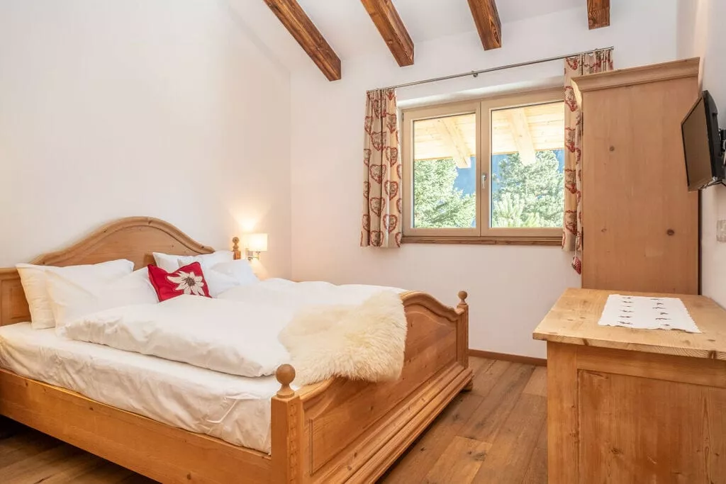 323654-Bedroom