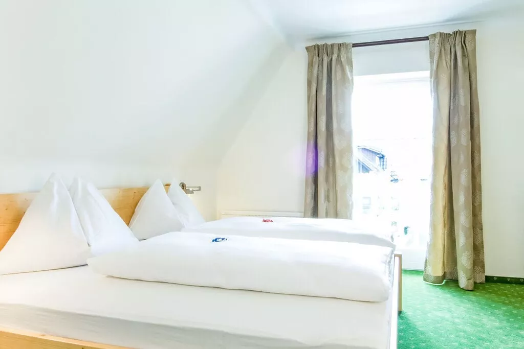 61854-Bedroom