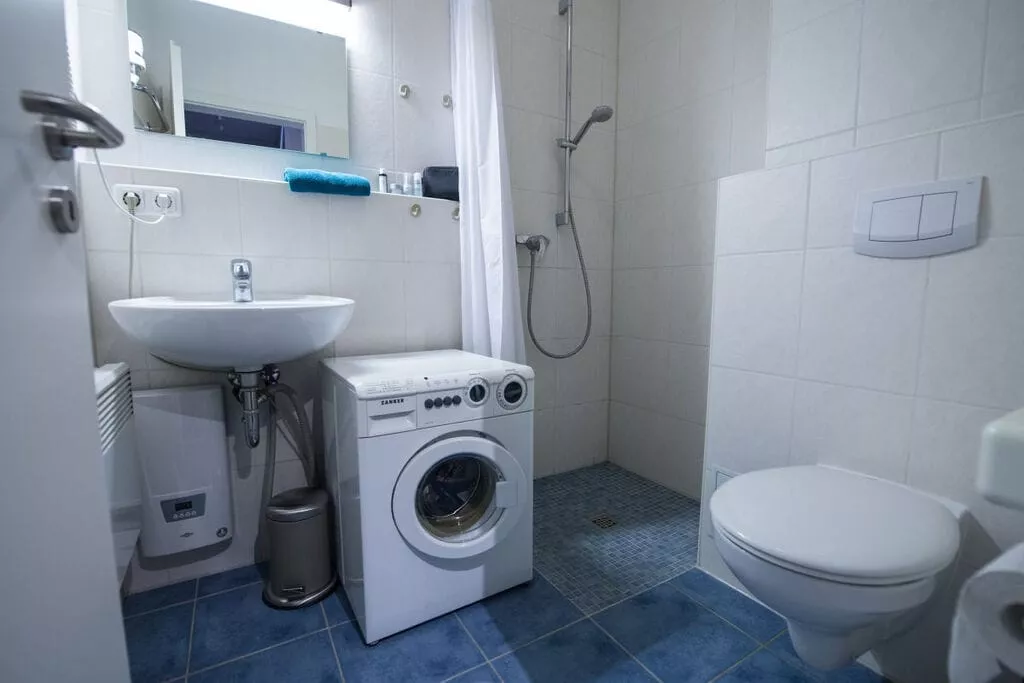 95329-Bathroom