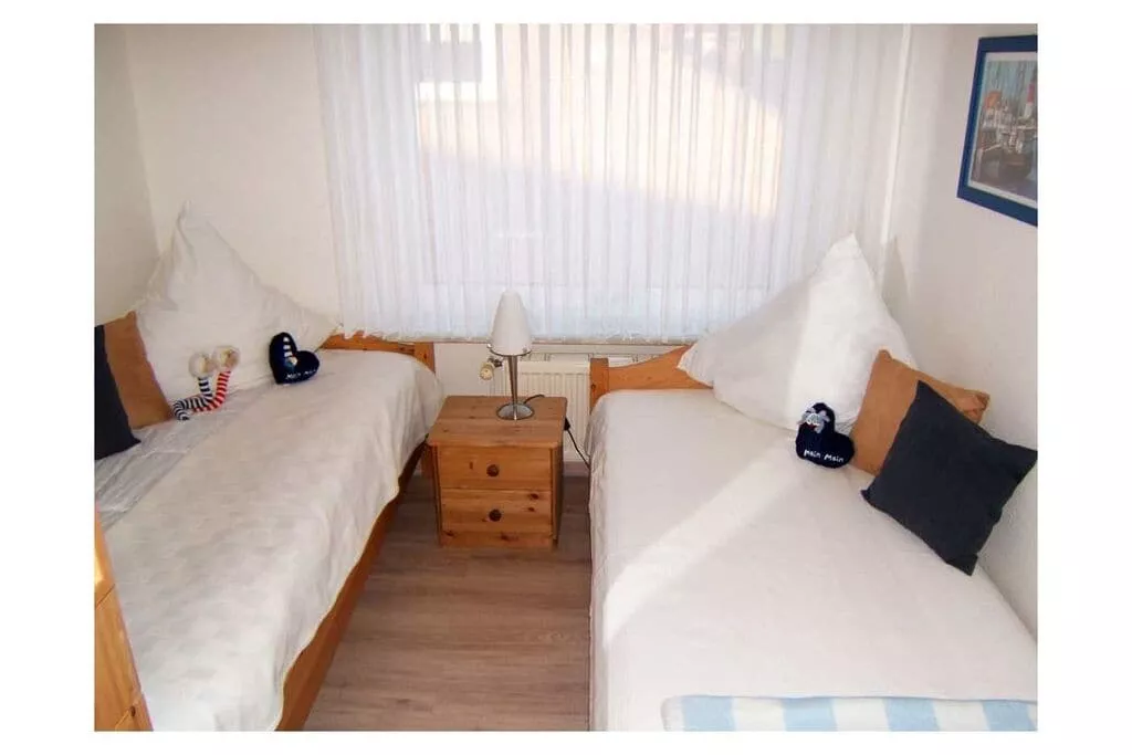 256193-Bedroom