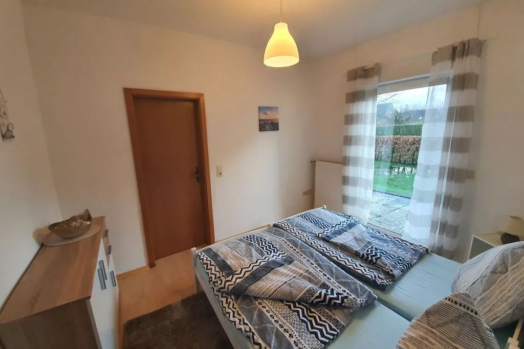 291420-Bedroom