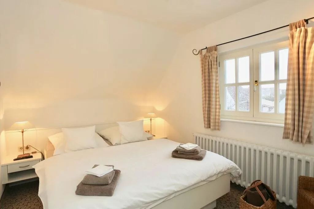 69602-Bedroom