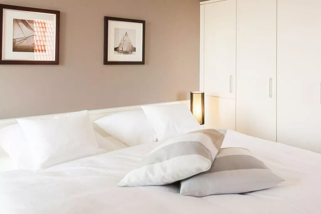 59810-Bedroom