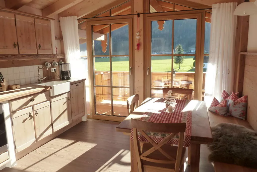 22733-Dining room