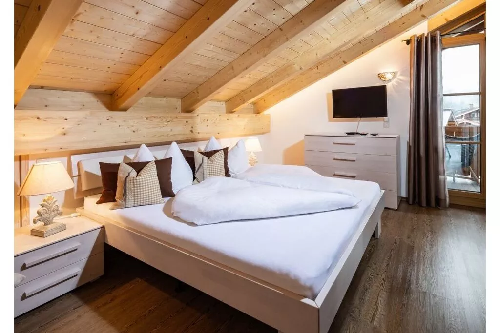 22733-Bedroom