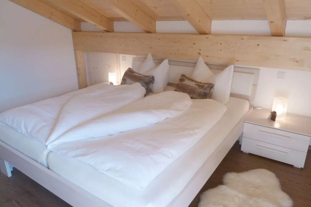 22733-Bedroom