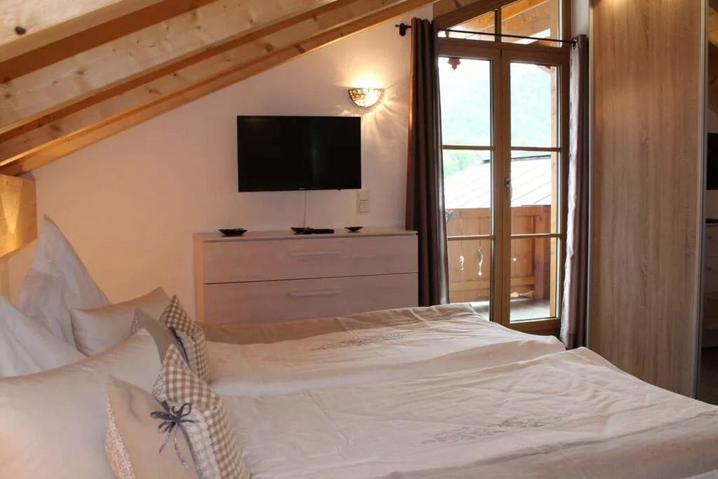 22733-Bedroom