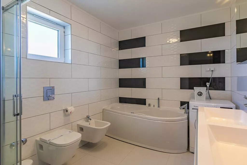 473189-Bathroom