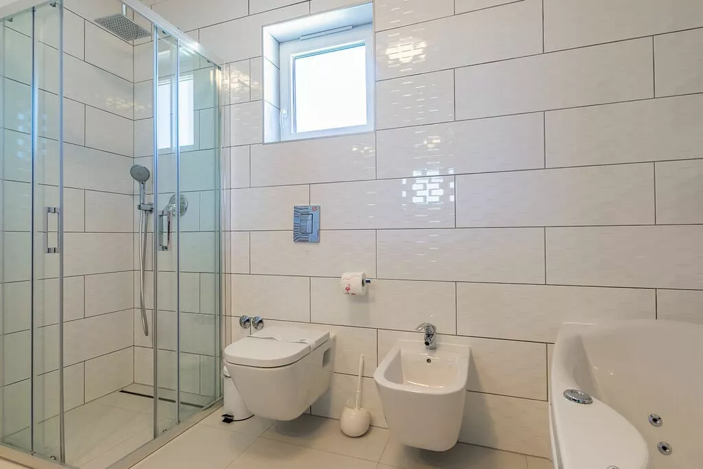 473189-Bathroom
