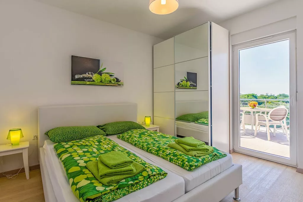 473189-Bedroom