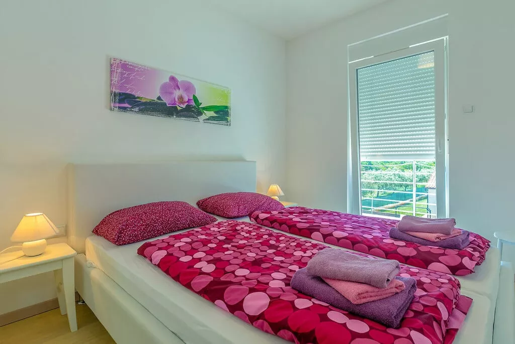473189-Bedroom