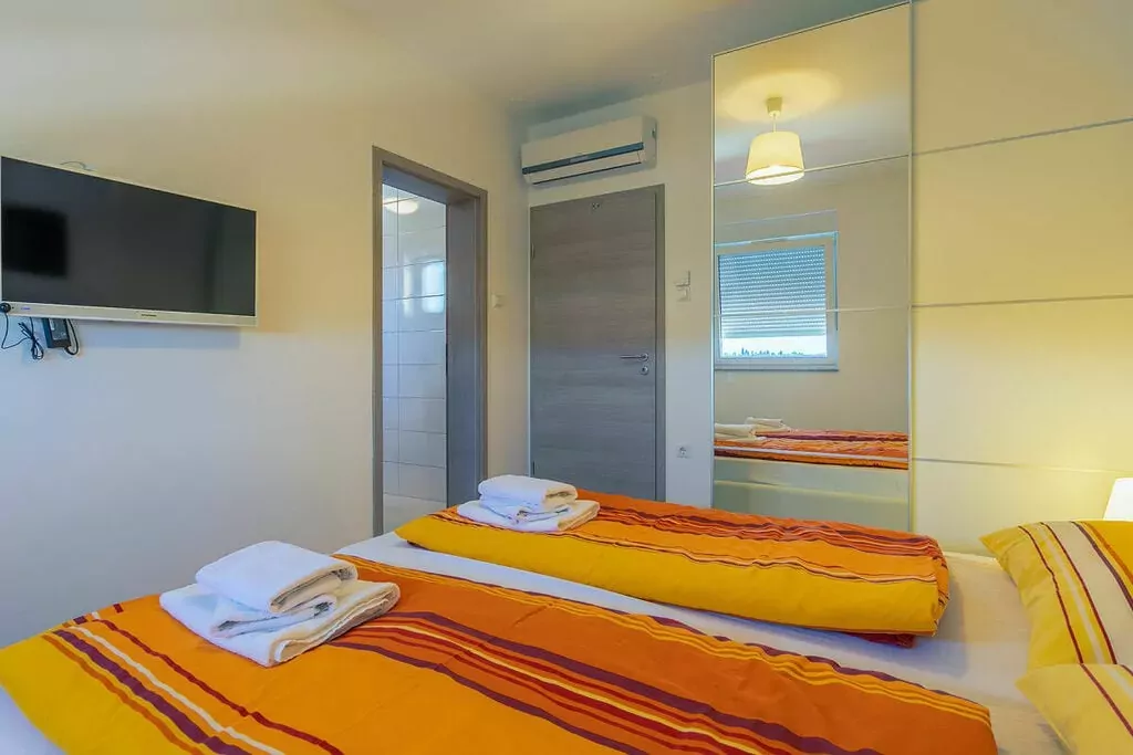 473189-Bedroom