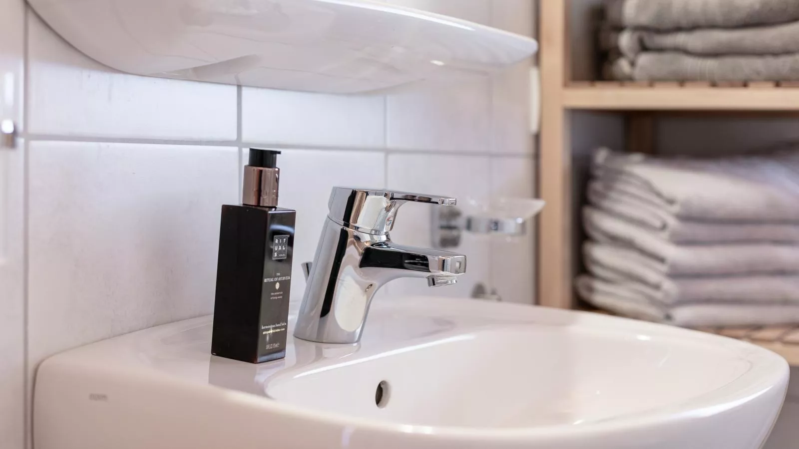 Van Dik Hout-Bathroom