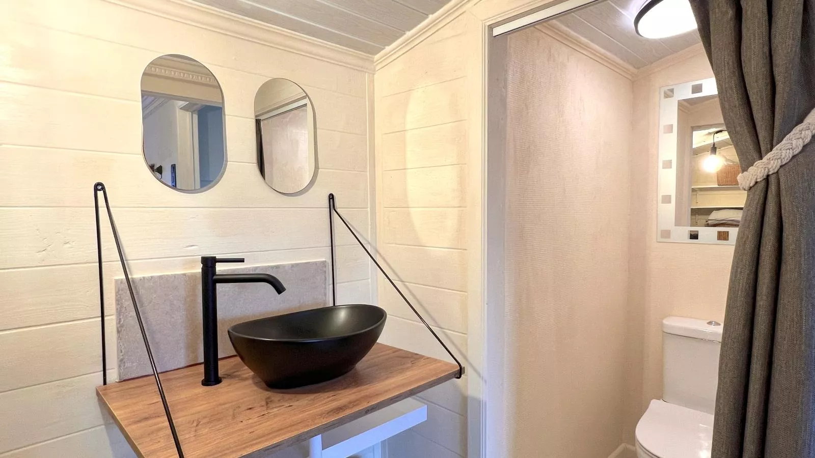 Charlies Chalet-Badezimmer