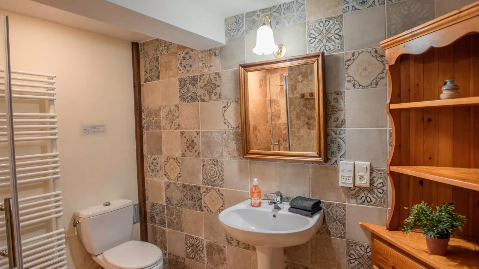 Gite Cottage-Bathroom
