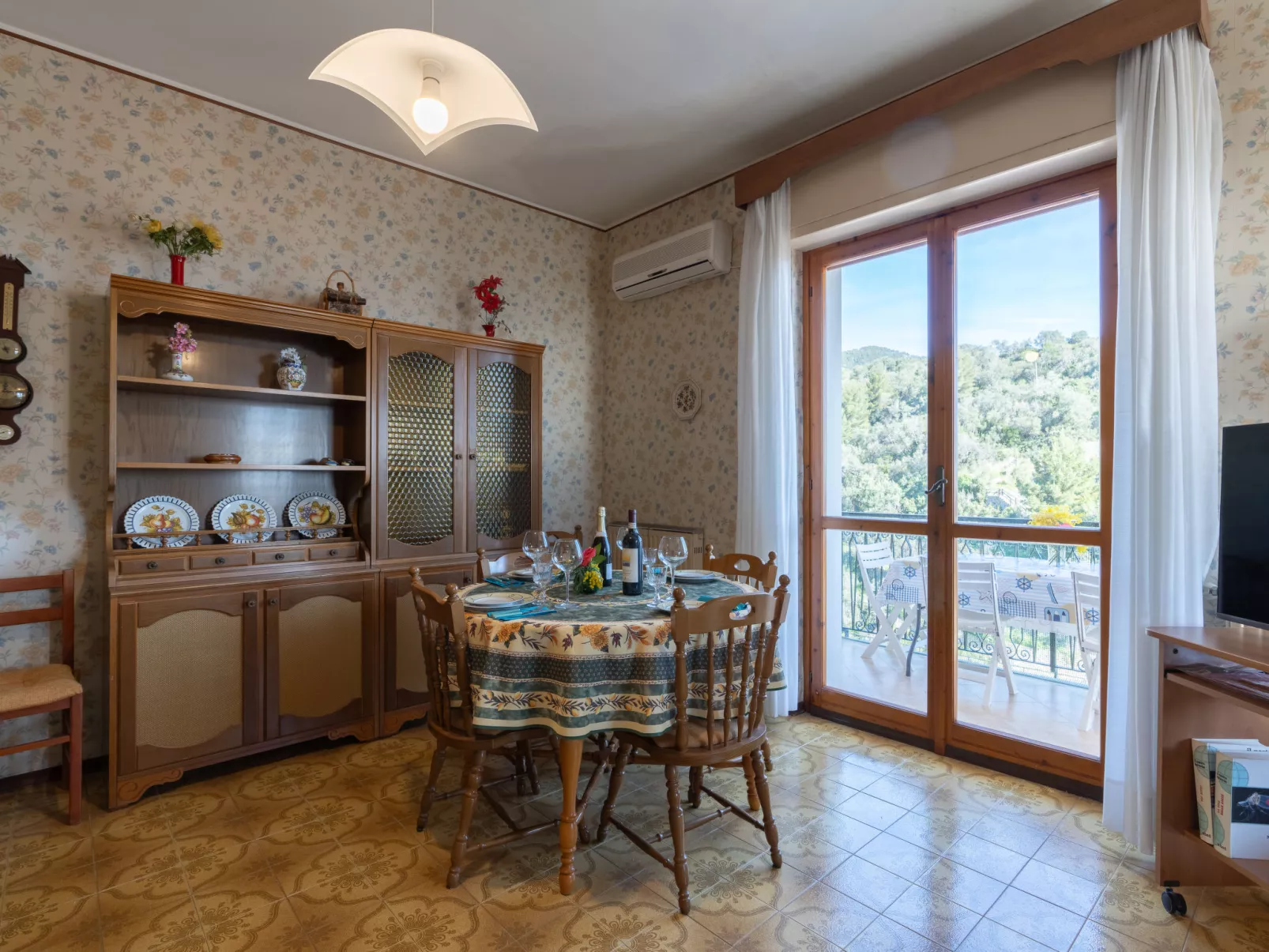 Garden an Seaview-Inside