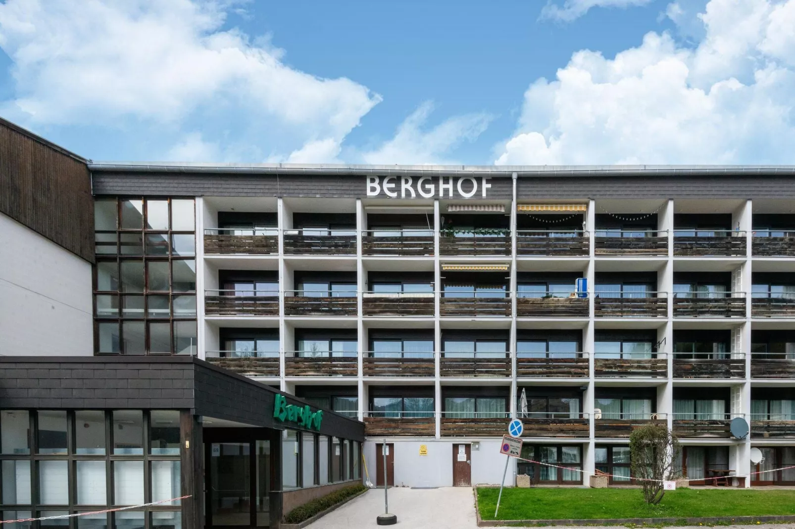 Apartment Berghof Ski-in & Ski-out-Exterior summer