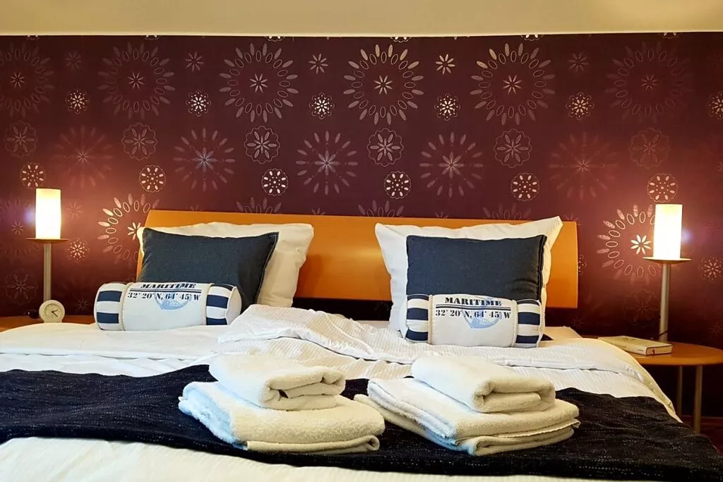 43163-Bedroom
