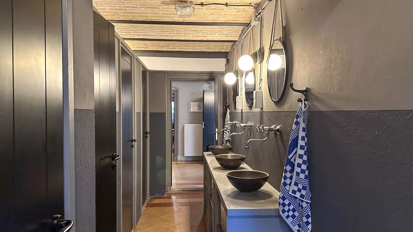 Groot Weeshuis-Bathroom