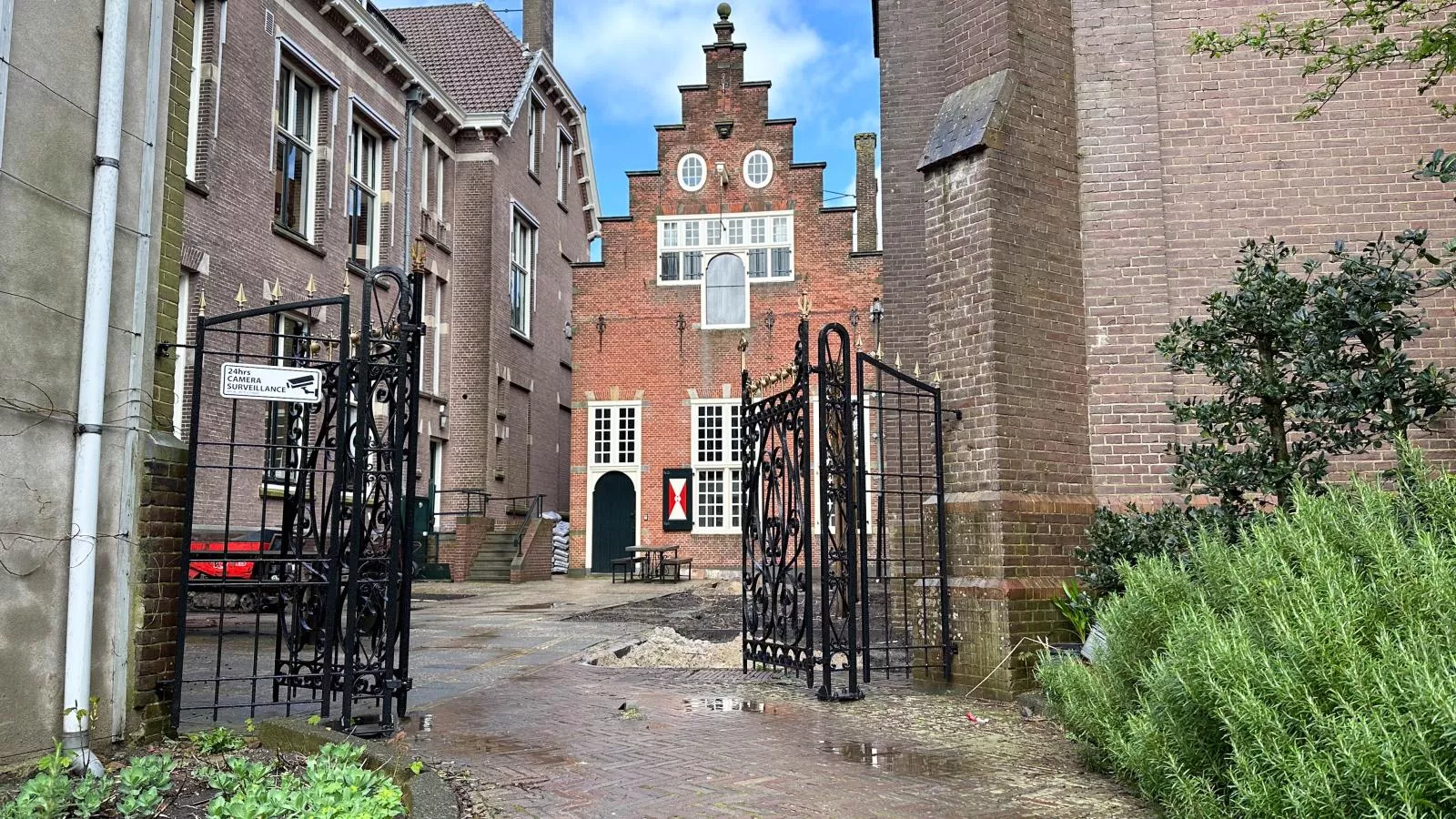Klein Weeshuis-Exterior summer