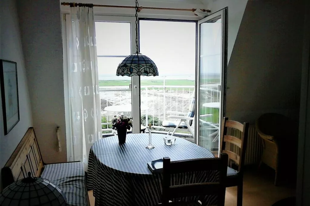 94443-Dining room