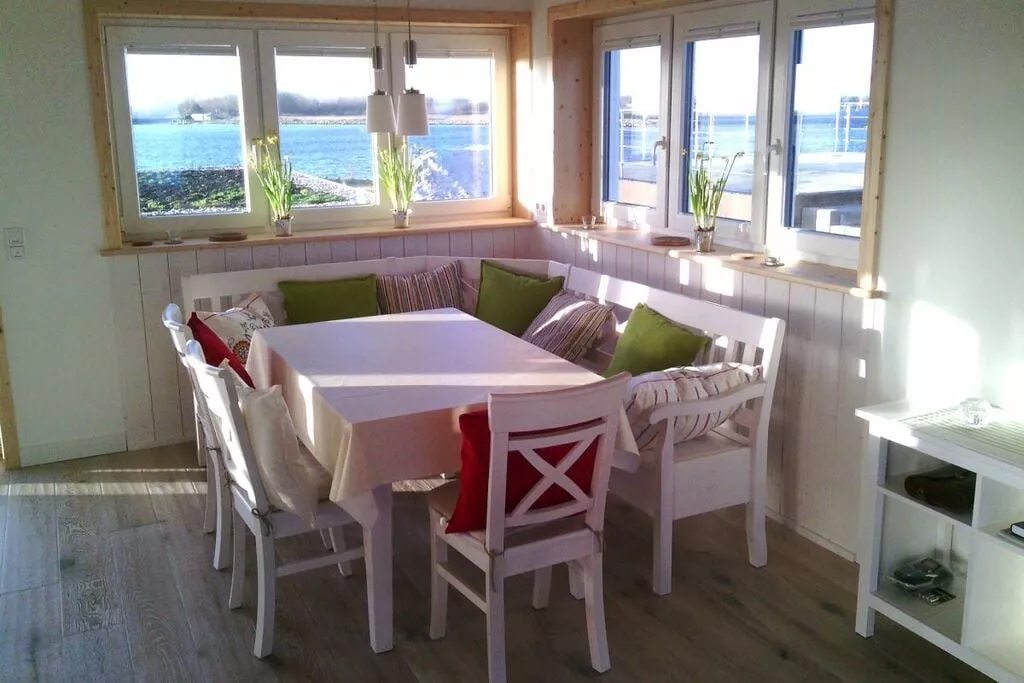 75275-Dining room