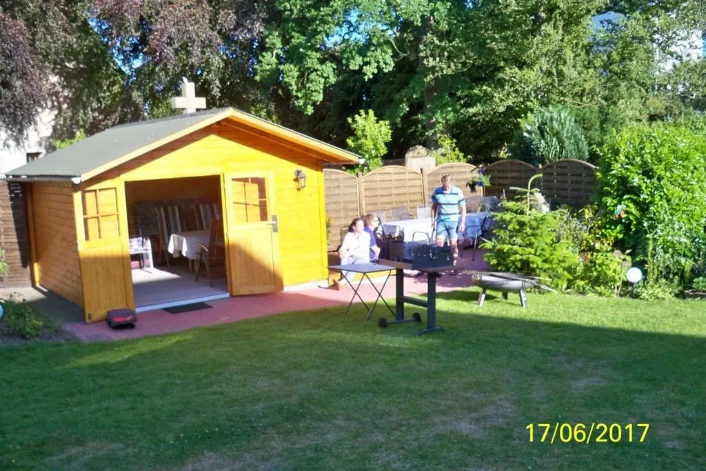 255427-Gardens summer