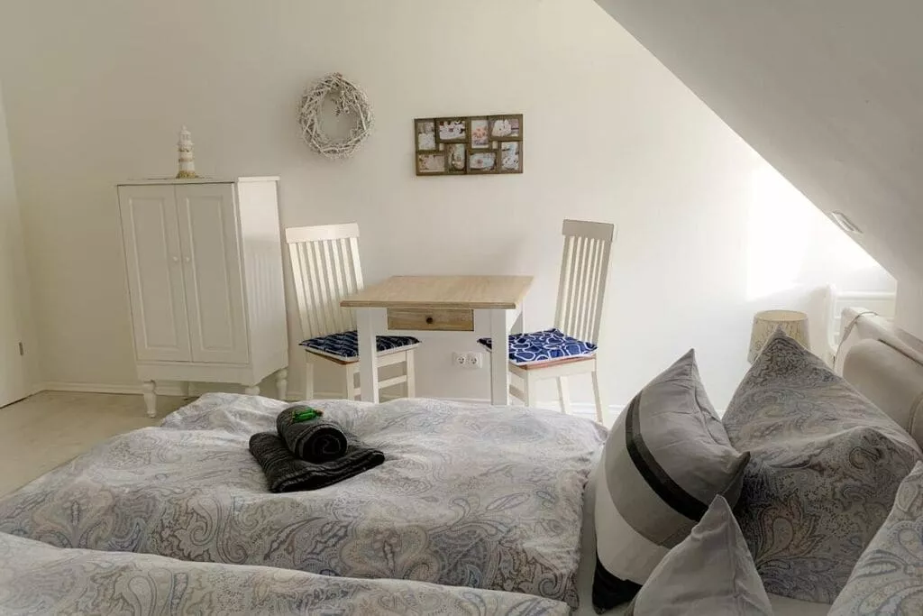 6604-Bedroom