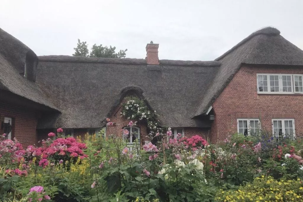 6911-Exterior summer
