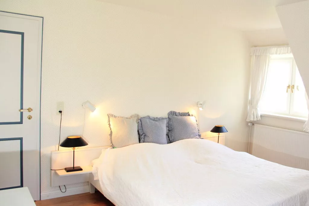 142985-Bedroom