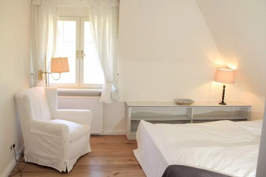 142985-Bedroom