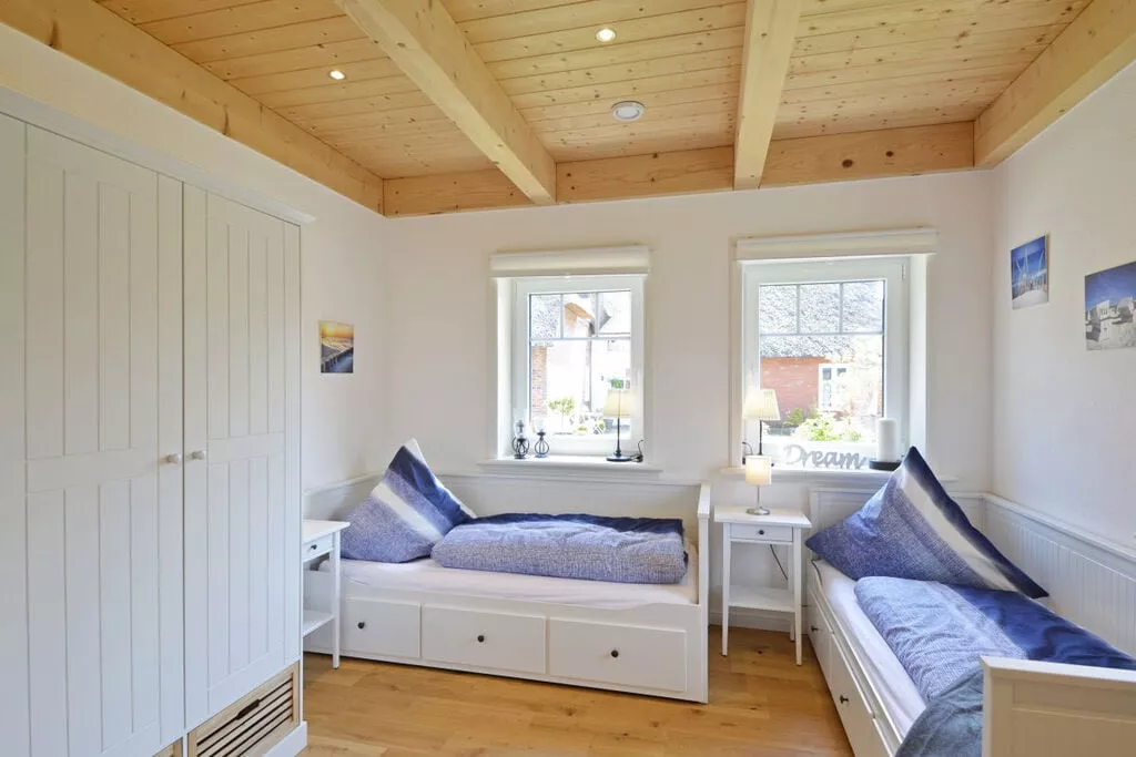 268254-Bedroom