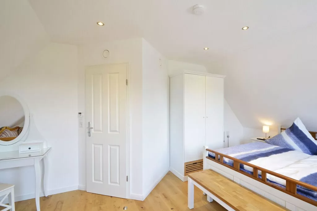 268254-Bedroom