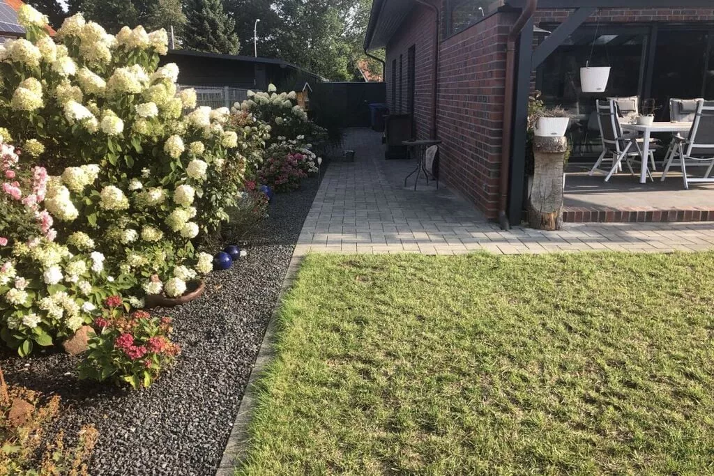 276306-Gardens summer