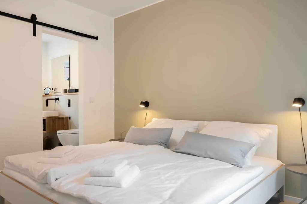 470391-Bedroom