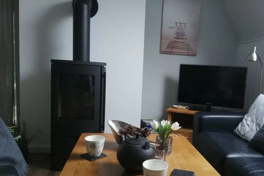 90385-Living room