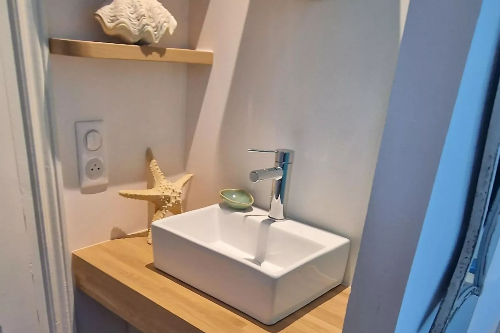 Holiday home in Plougasnou Baie de Morlaix-Bathroom