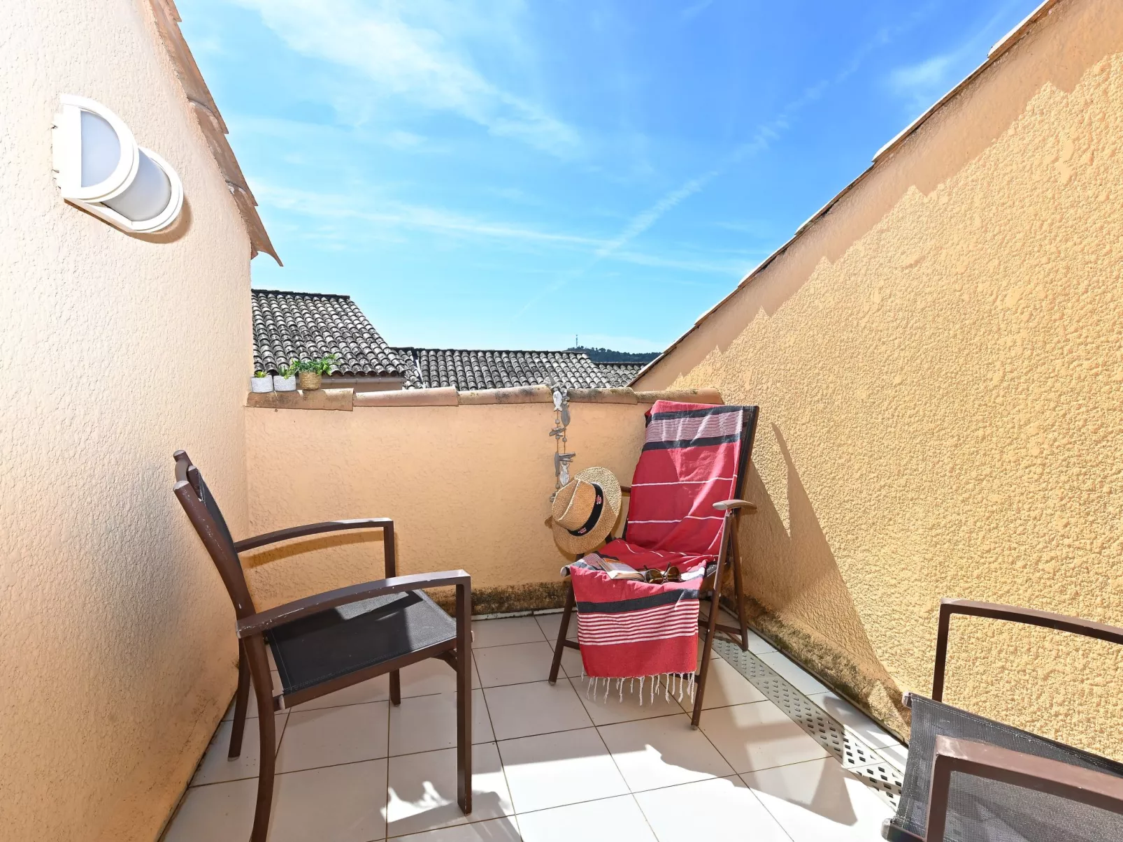 Le Village (C7 351)-Outside