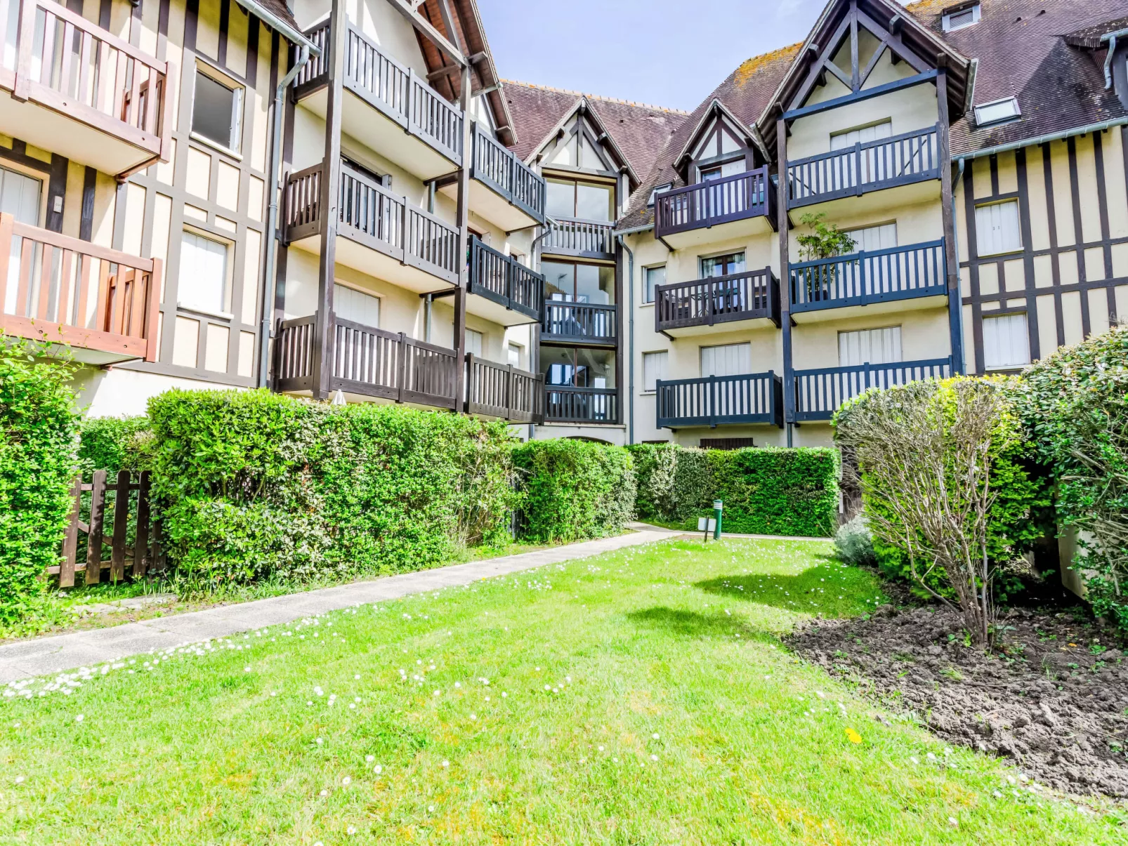 Le Clos Mathilde-Outside
