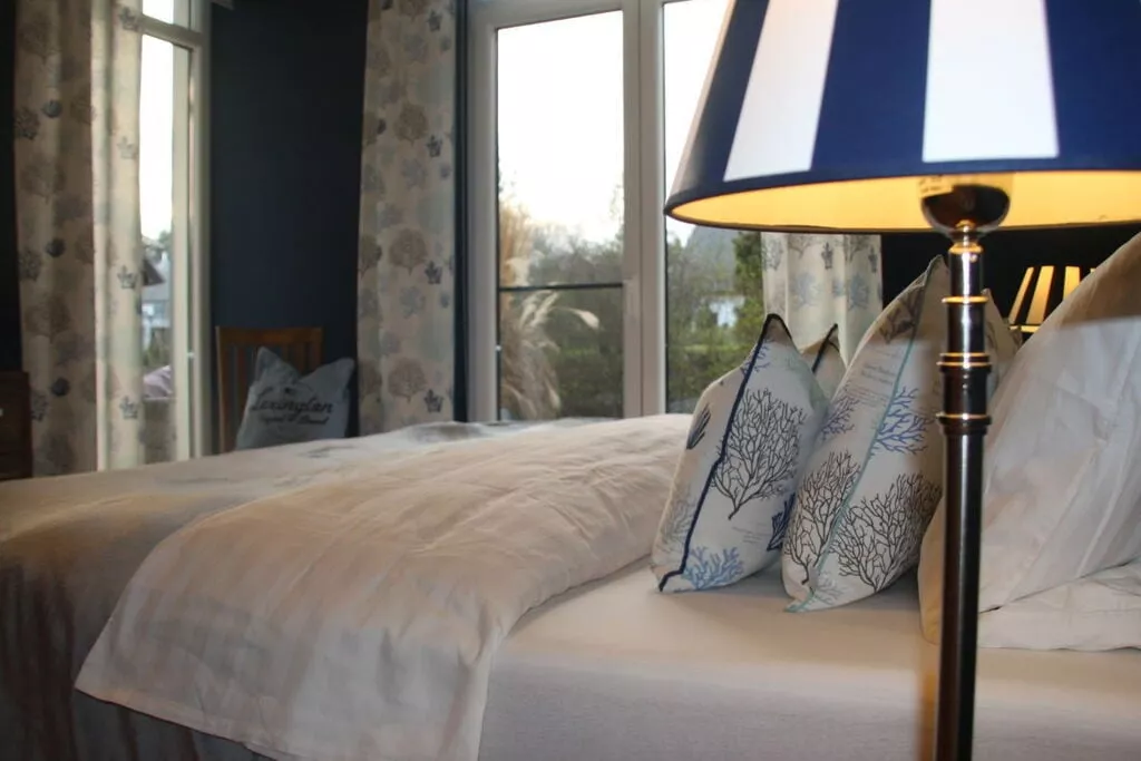 264524-Bedroom
