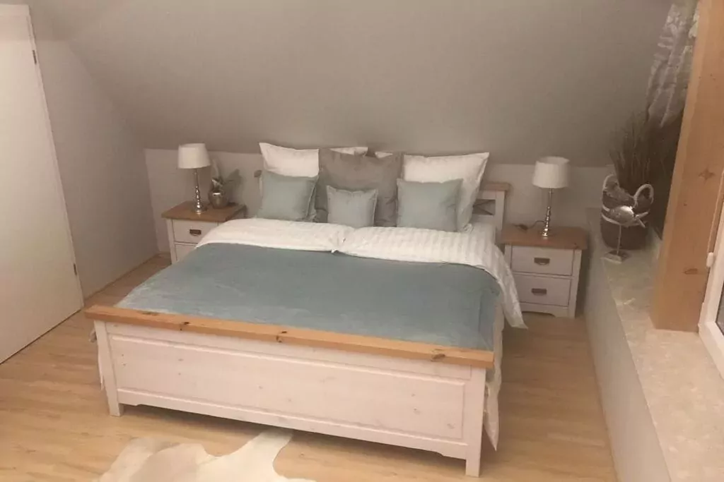 264524-Bedroom